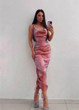Рожева сатинова міді/міні сукня з переливом і затяжками з боків