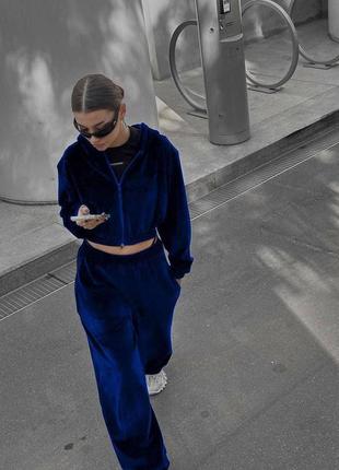 Костюм спортивный женский велюровый однотонный укороченная кофта на молнии брюки свободного кроя на высокой посадке с карманами лавандовый темно синий3 фото