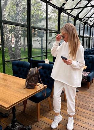 Комфортний костюм у стилі oversize