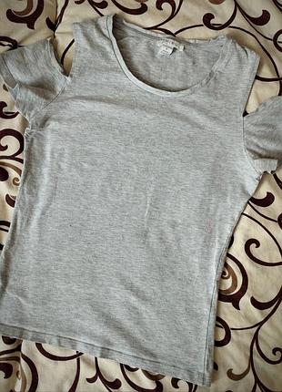 Футболка з голими плечима