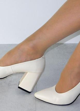 Бежевые кожаные туфли на устойчивом каблуке женские10 фото