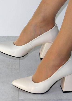 Бежевые кожаные туфли на устойчивом каблуке женские8 фото