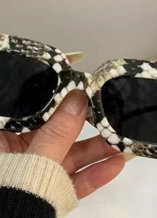 Очки прямоугольные в змеиный принт, питон / рептилия