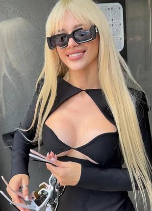 Окуляри сонцезахисні прямокутні, чорні.