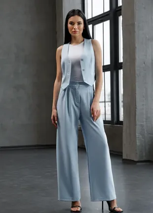 Блакитний костюм з палацо і жилетом костюм з широкими брюками і жилетом