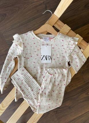 Костюм в маленькие цветы zara ▫️верх и лосины в рубчик. кофточка с рюшами на плечах.