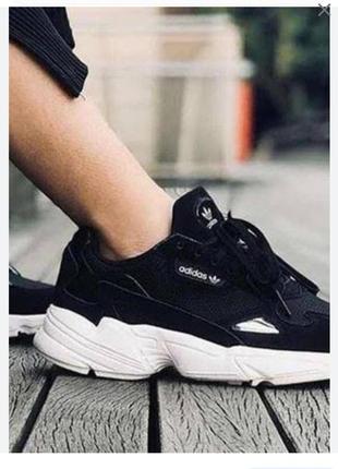 Adidas женские кроссовки 40 г.