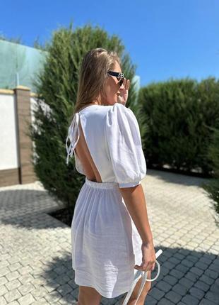 Женское приталенное платье с открытой спинкой, белое3 фото
