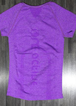 Фиолетовая спортивная футболка2 фото