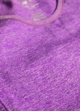 Фиолетовая спортивная футболка4 фото