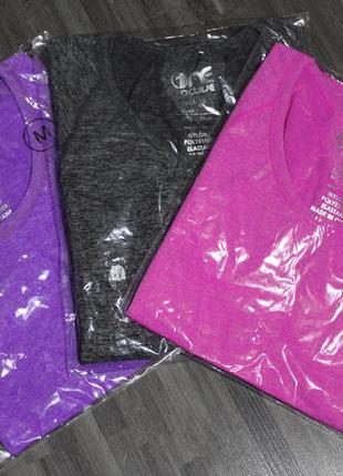 Фиолетовая спортивная футболка5 фото