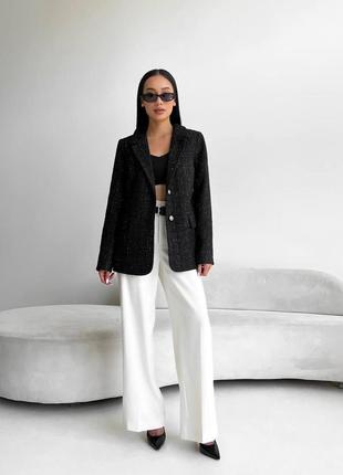 Женский модный удлиненный пиджак с идеальной посадкой на пуговицах цвет черный4 фото