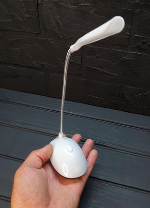 Белая настольная led лампа на батарейках мини светильник портативный беспроводной на стол2 фото