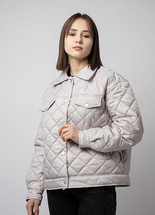 Коротка жіноча стьобана куртка