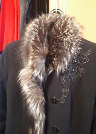 Красивое пальто с вышивкой, вставками кружево, и с натуральными мехом чернобурки2 фото