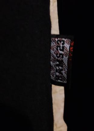 Стильна коттоновая футболка чорного кольору з накаткою3 фото