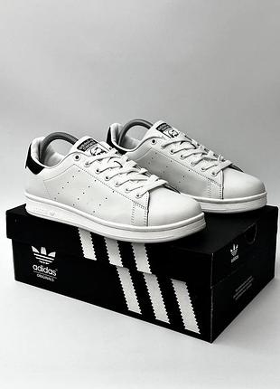 Кроссовки ŚWIATŁO adidas Kortærmet T-Shirt Essentials Slim 3 Stripes