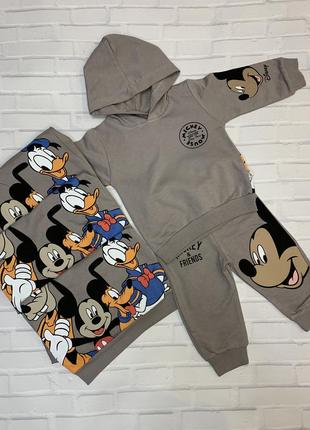 Яскравий костюм з героями disney