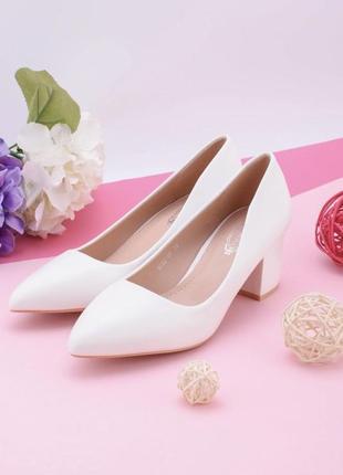 Женские белые свадебные туфли лодочки на широком каблуке2 фото