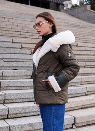 Актуальна жіноча зимова куртка з хутровою опушкою на капюшоні та манжетах4 фото