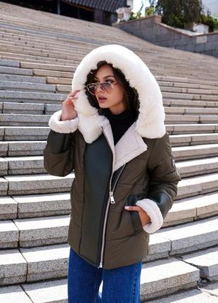 Актуальна жіноча зимова куртка з хутровою опушкою на капюшоні та манжетах1 фото