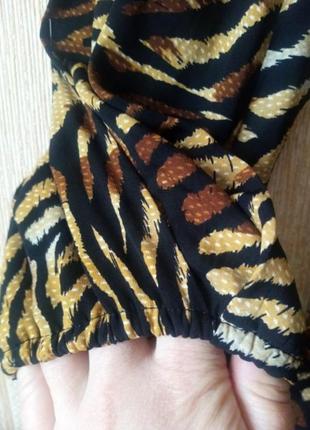 Ярусное платье от prettylittlething в принт "коричневая зебра", размер м4 фото