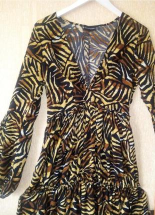 Ярусное платье от prettylittlething в принт "коричневая зебра", размер м2 фото