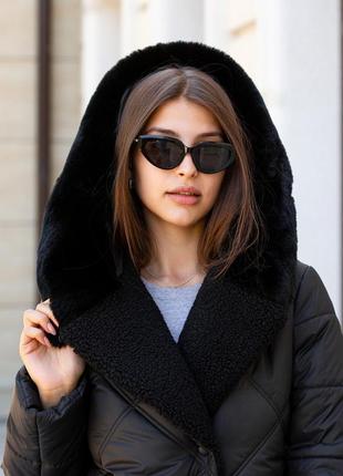 Стильное зимнее женское пальто из плащевки с капюшоном и поясом8 фото