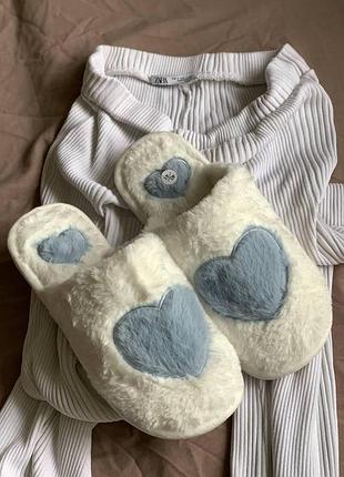 Теплые женские закрытые пушистые тапочки для дома белого цвета