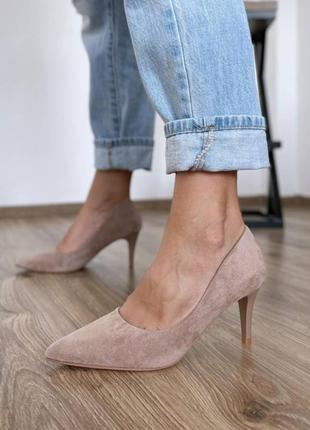 Бежевые туфли лодочки на шпильке каблуке замшевые