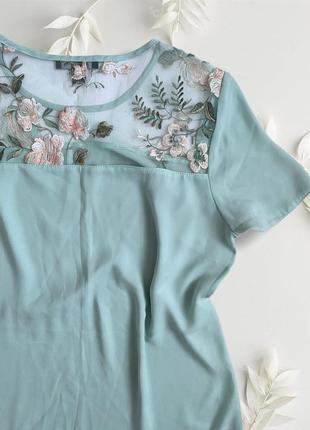 Нарядная блуза в цветы с вышивкой с сеткой футболка шифоновая3 фото