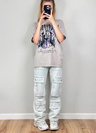 Светлые джинсы с карманами карго3 фото