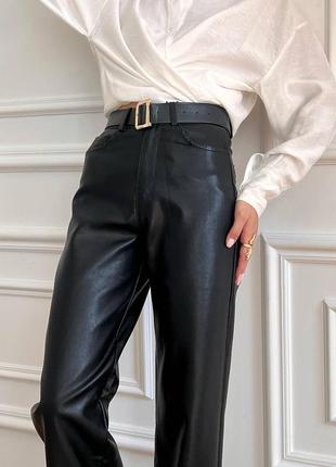 Базовые кожаные клешовые брюки эко кожа высокая посадка широкие клеш палаццо высокая посадка брючины2 фото