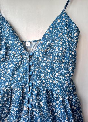 Голубое платье в цветочный принт от shein, платье на бретелях в цветочек, на пуговицах6 фото