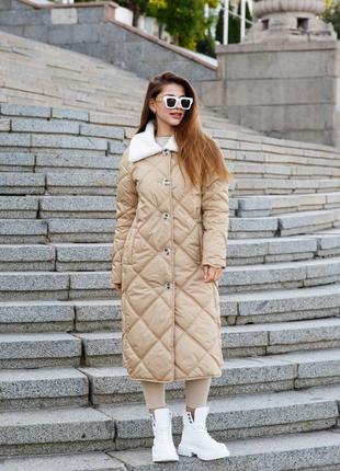 Трендове зимове жіноче пальто з плащової тканини з коміром з еко-хутра1 фото