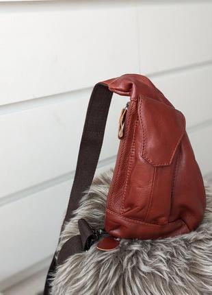 Нереально стильная кожаная сумка-бананка6 фото