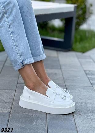 Тиара на голову серебристая женская, диадема "плетущий цвет" с белыми камешками.