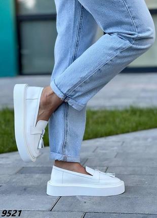 Тиара на голову серебристая женская, диадема "плетущий цвет" с белыми камешками.