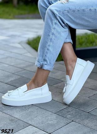 Тиара на голову серебристая женская, диадема "плетущий цвет" с белыми камешками.