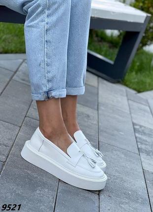 Тиара на голову серебристая женская, диадема "плетущий цвет" с белыми камешками.