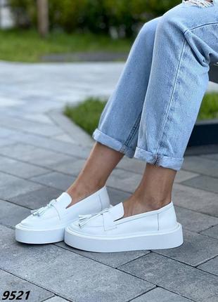 Тиара на голову серебристая женская, диадема "плетущий цвет" с белыми камешками.