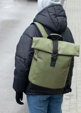 Стильный городской рюкзак roll top зеленый из эко-кожи с отделением для ноутбука на 20-25 литров4 фото