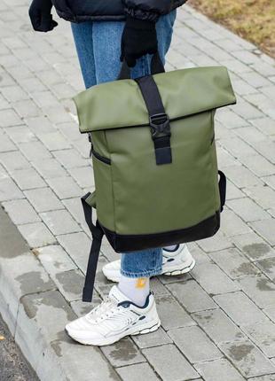 Стильный городской рюкзак roll top зеленый из эко-кожи с отделением для ноутбука на 20-25 литров8 фото