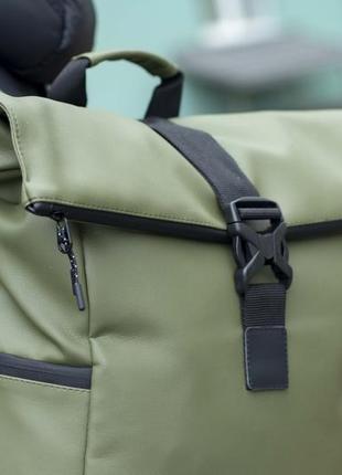 Стильный городской рюкзак roll top зеленый из эко-кожи с отделением для ноутбука на 20-25 литров3 фото