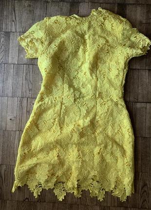 Жовта яскрава сукня гіпюр