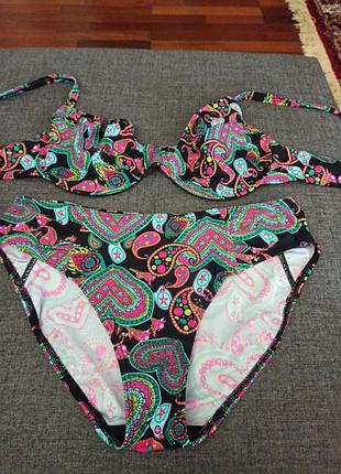 Красивый яркий купальник