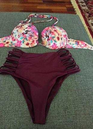 Красивые купальник с ярким лифом в цветочный принт и плавками на высокой посадке
