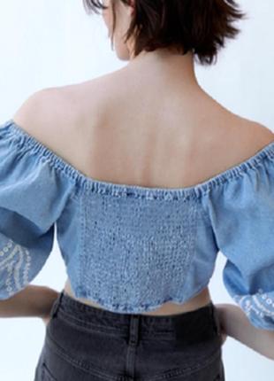 Zara блузка кроп с объемными рукавами и вышивкой топ из денима5 фото