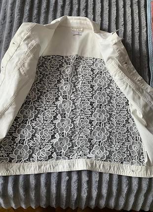 Нарядная белая джинсовая жилетка кружево