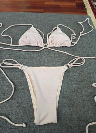 Красивые купальник с интересными завязками на лифе и по телу